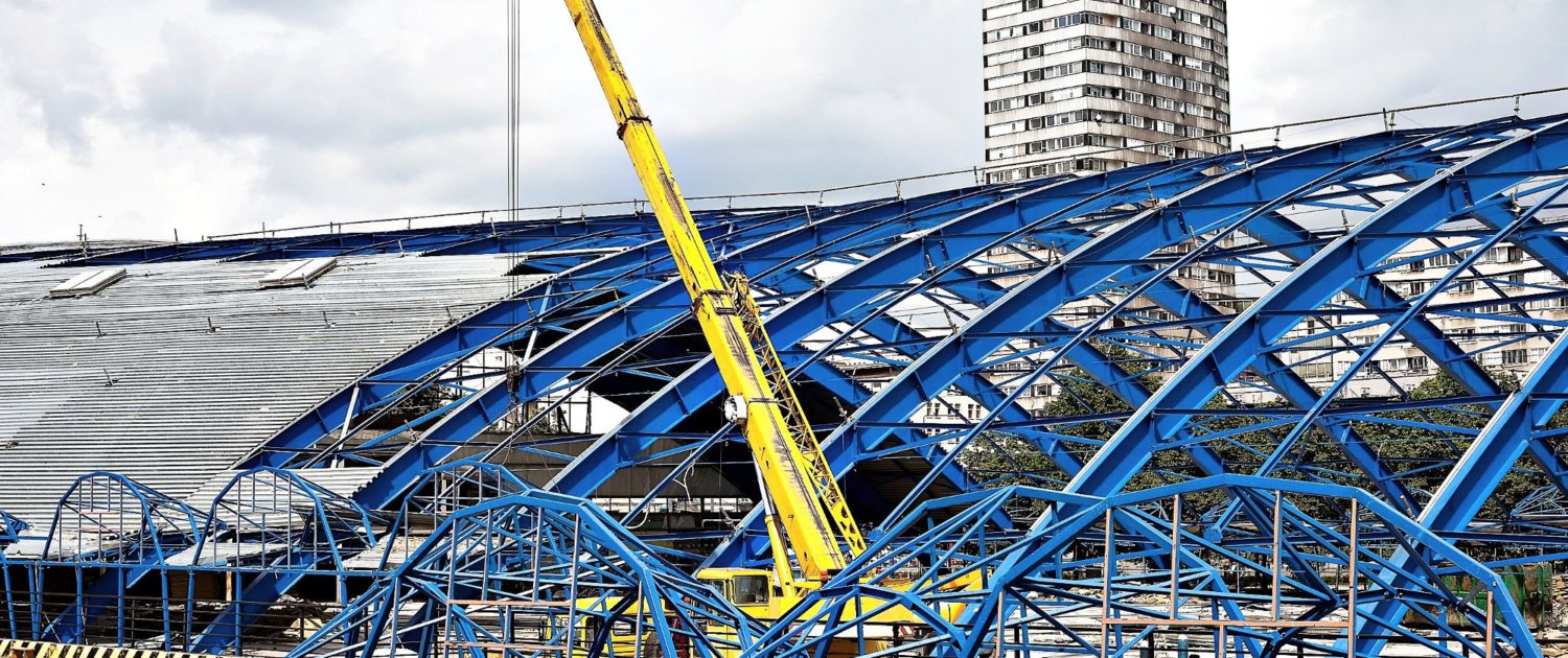 Hallenkonstruktion mit gebogenen Stahlträgern